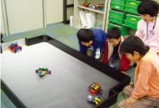 ロボットを見るこどもたち