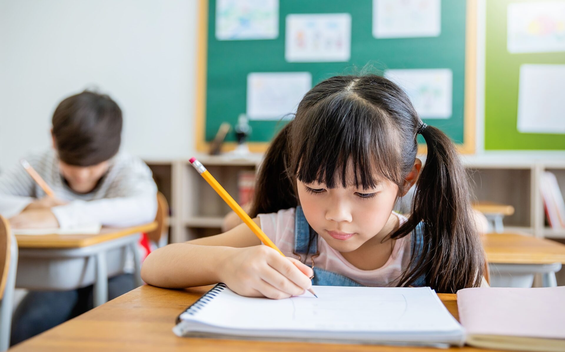 受検勉強をする小学生